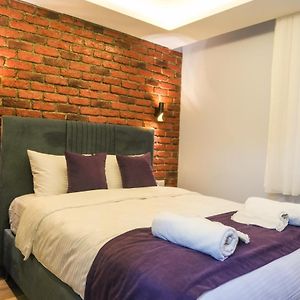 Budget Kamer met een King Size Bed in de Kelder